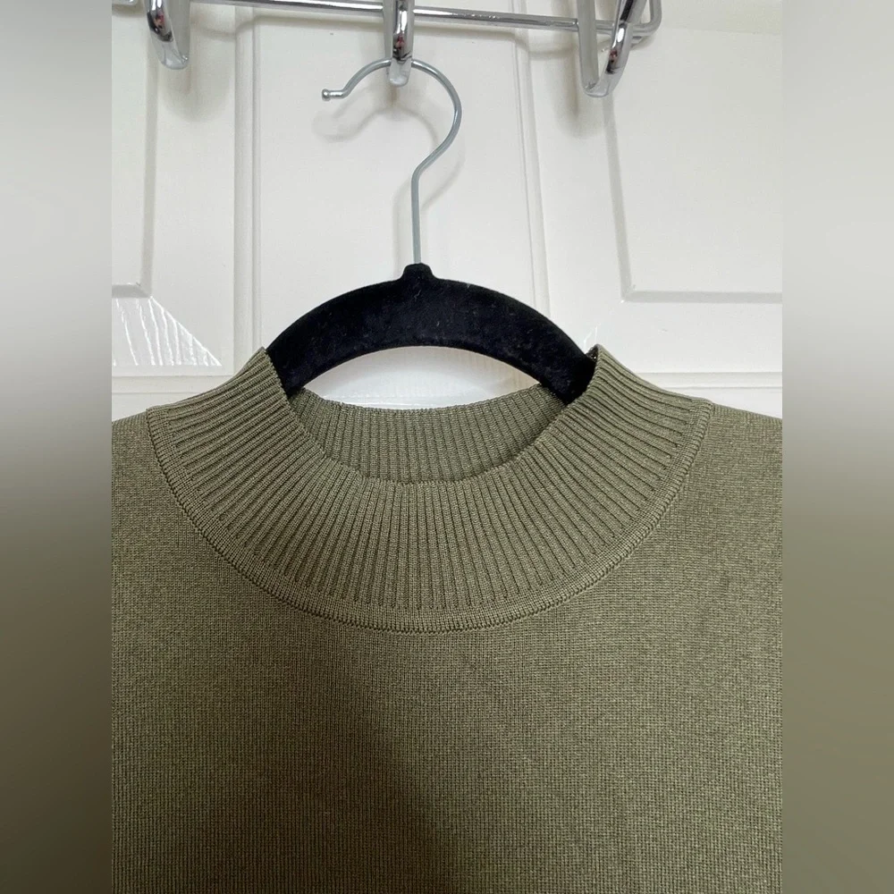 Exclusively Misook Sleeveless Knit Shell Top Olive Green Size M Mock Neck - Picture 4 of 7